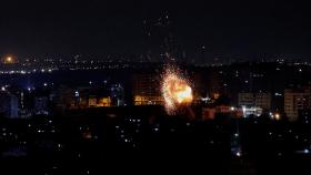 Una explosión producida tras un ataque aéreo israelí en Gaza.