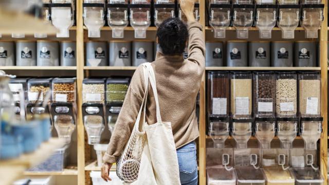 Imagen de archivo de una mujer comprando a granel.