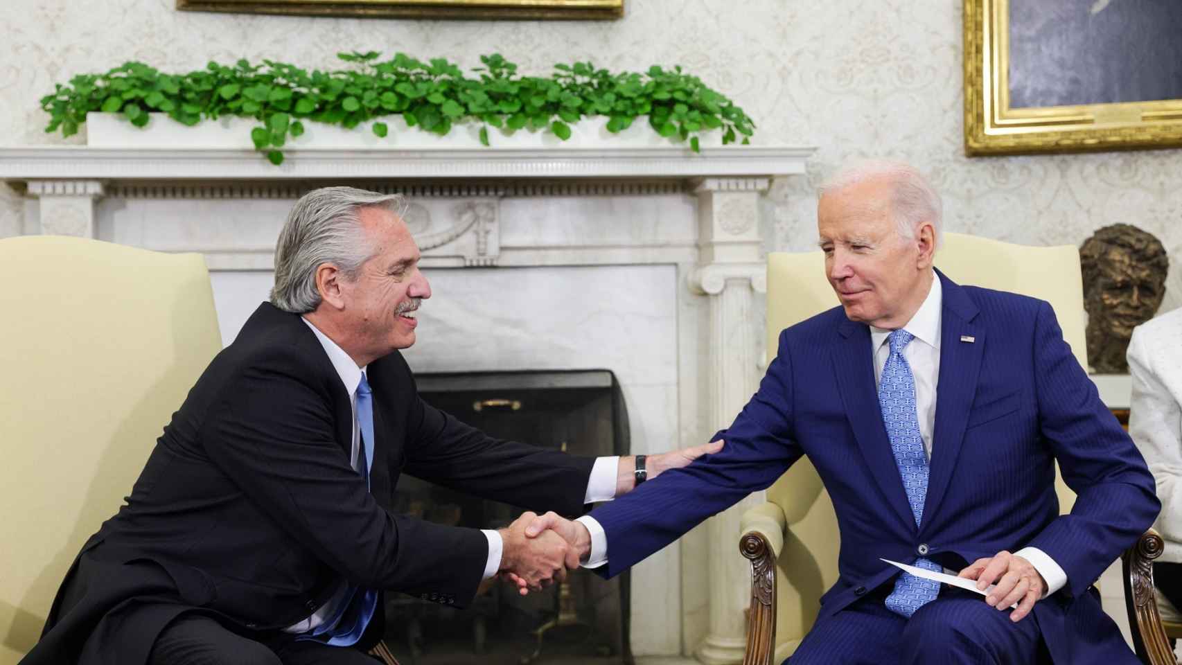 El presidente argentino, Alberto Fernández, y el estadounidense, Joe Biden, el pasado 29 de marzo en Washington.