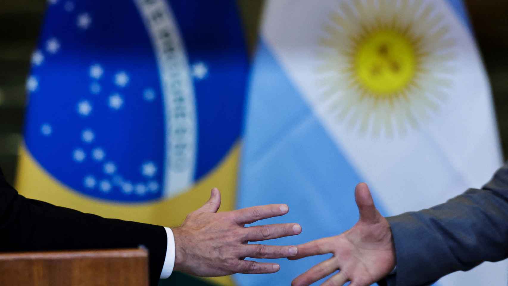 El choque de manos entre los presidentes argentino y brasileño después de la reunión del pasado 2 de mayo.