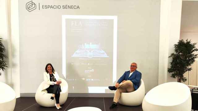 Macarena Regueira y Antonio Manresa, en la presentación de la feria del libro de Alicante.