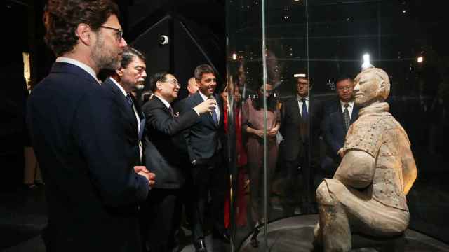 Una anterior visita institucional a la exposición de los Guerreros de Xi'an.