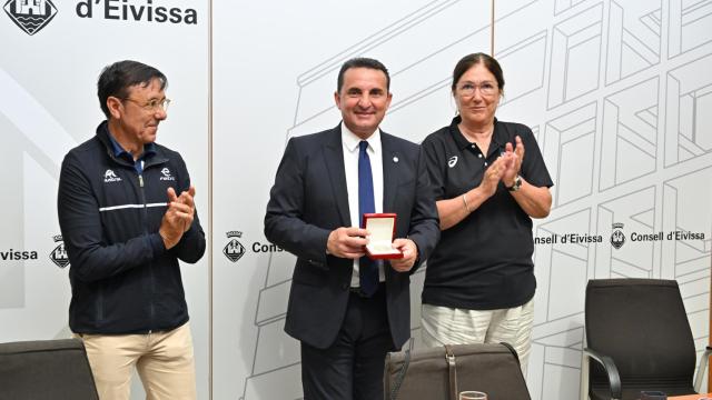 El momento en el que el alcalde de La Nucía recibe la insignia de plata.