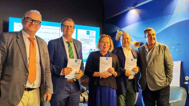 Los expertos en la presentación en Alicante del libro 'La Economía Circular y el sector del agua en España'.
