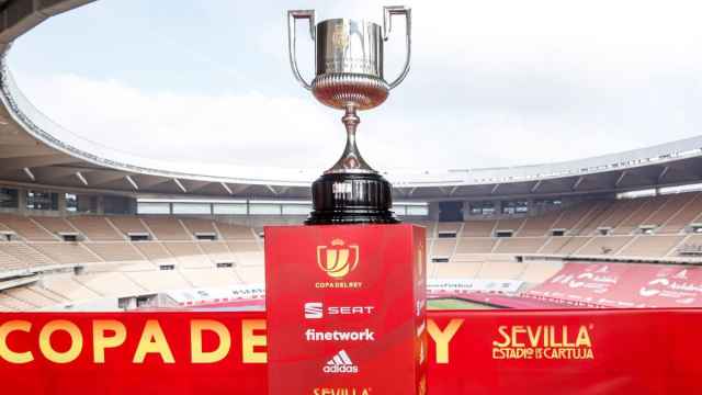 El trofeo de Copa del Rey, en el Estadio de La Cartuja.