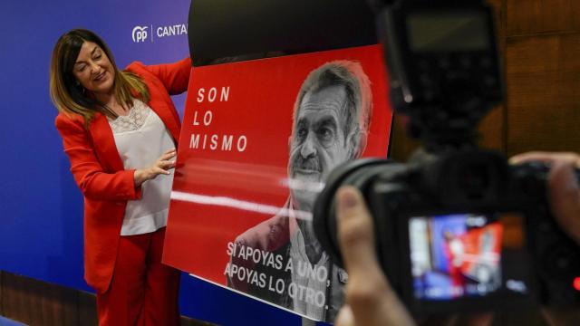 Presentación del cartel en el que aparecen Miguel Ángel Revilla y Pedro Sánchez según cómo se mire.