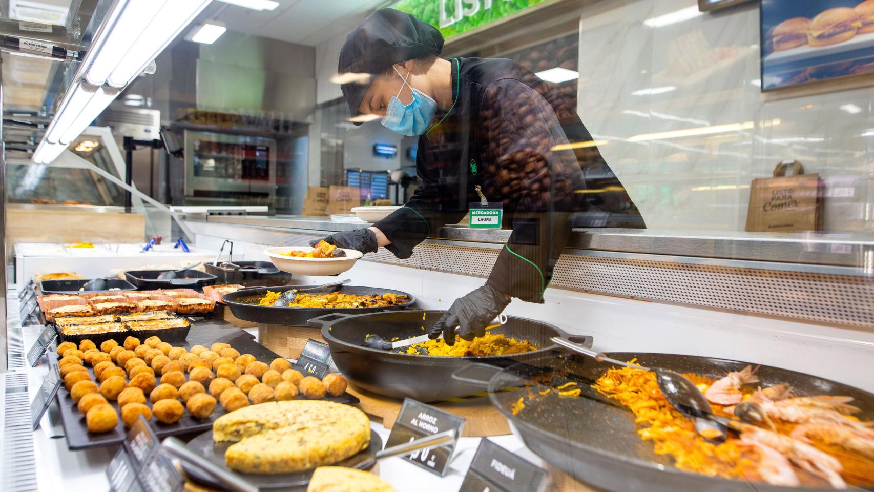 Empleada de Mercadona, en la sección 'Listo para comer'. EE