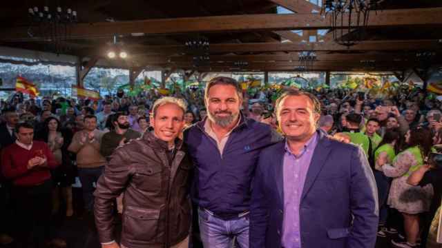 Santiago Abascal junto al presidente de Vox Toledo, Daniel Arias, y al candidato a la Junta de Comunidades de Castilla-La Mancha, David Moreno.