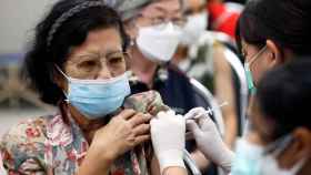 Una mujer recibe una dosis de refuerzo de la vacuna Covid en Bangkok, Tailandia.