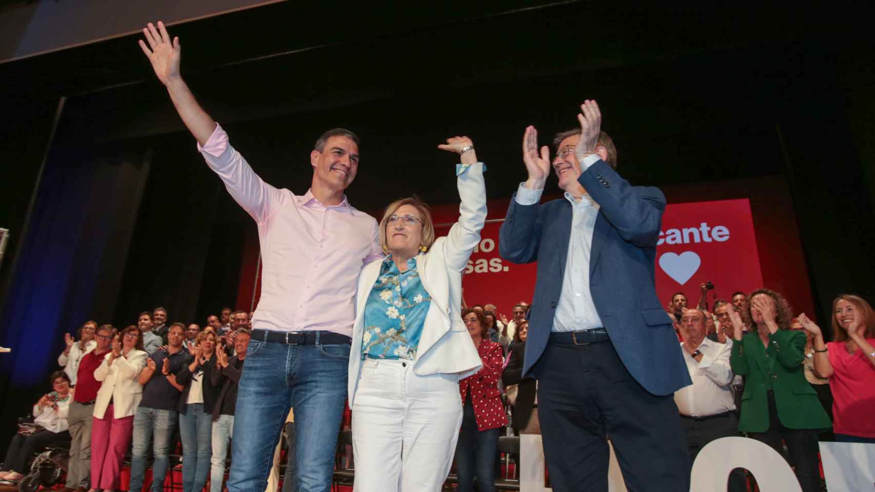 El presidente con los candidatos del PSOE a las municipales y autonómicas de Alicante y la Comunidad Valenciana, Ana Barceló y Ximo Puig.