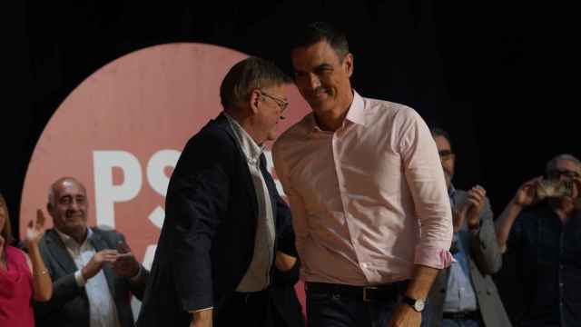 Ximo Puig saluda a Pedro Sánchez antes de subir al atril en el mitin de Alicante.