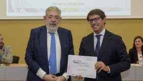 El diputado responsable de Transparencia de la Diputación de Alicante, Juan de Dios Navarro, recibe el reconocimiento.