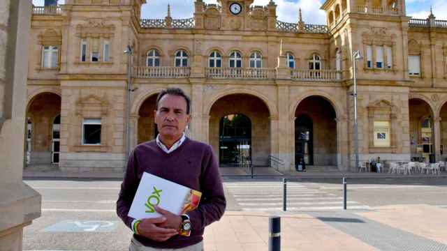 El candidato de Vox a la Alcaldía de Zamora, Javier Eguaras, en los exteriores de la estación de tren de Zamora