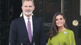 Los reyes Felipe VI y Letizia a la salida de la embajada española en Reino Unido.
