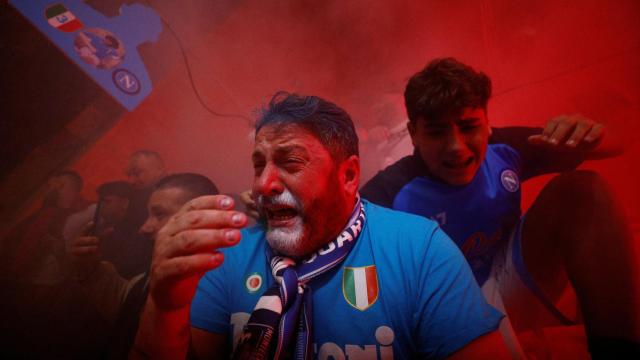 Un aficionado del Nápoles celebra el Scudetto de su equipo.