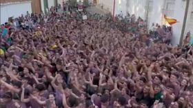 Se hace viral el vídeo de 2.000 jóvenes de Tomelloso cantando a una señora: Pelos de punta