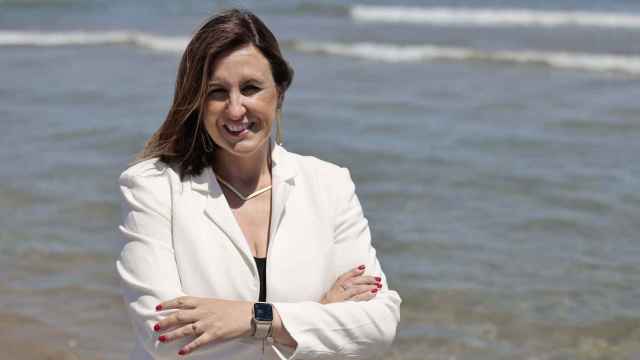 María José Catalá posa para EL ESPAÑOL en la playa del Grao de Valencia.