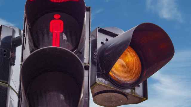 Un semáforo para vehículos y peatones. FOTO: Pixabay.
