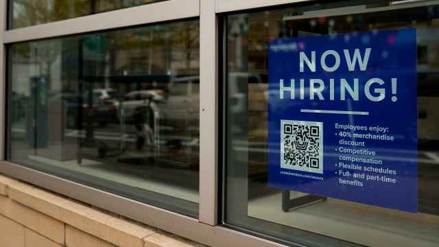 Un cartel de contratación de empleados se ve en una ventana de un negocio en Arlington (Virginia, Estados Unidos).