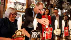 El príncipe Guillermo tirando una pinta de la cerveza Kingmaker ante Catalina, princesa de Gales, en un pub de Londres.