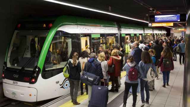 Viajeros del Metro de Málaga.