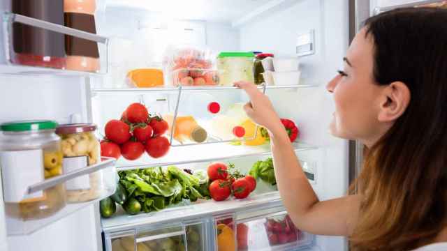 Mujer buscando comida en el refrigerador. Fuente: iStock.