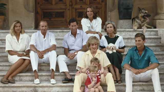 Las familias reales española e inglesa en el Palacio de Marivent, en agosto de 1986.