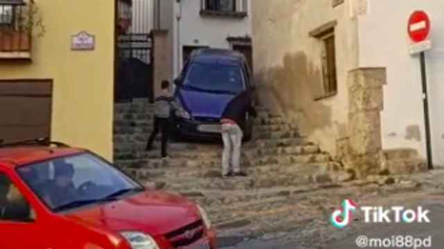Coche atrapado en unas escaleras del Albaicín, en Granada.