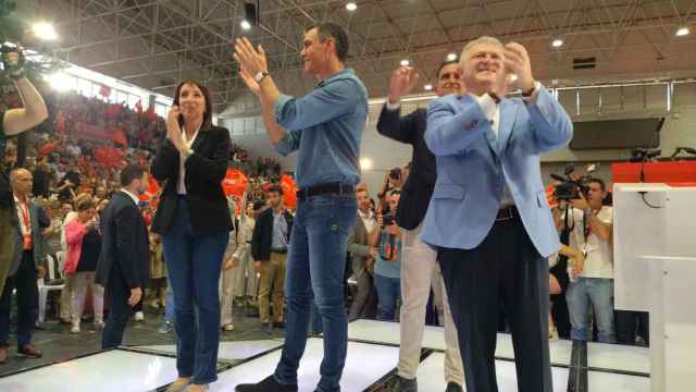 Pedro Sánchez,  José Vélez y José Antonio Serrano, este sábado, aplaudiendo a la grada de los candidatos a las alcaldías de los 45 ayuntamientos de la Región de Murcia.
