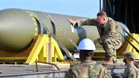 Soldados estadounidenses manejando la bomba MOP