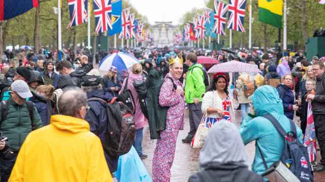 ¡No podías estar en otro sitio!: ni la lluvia empaña la pasión en Londres por la coronación de Carlos III