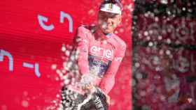 Remco Evenepoel, en el podio celebrando su primera victoria en el Giro de Italia 2023.