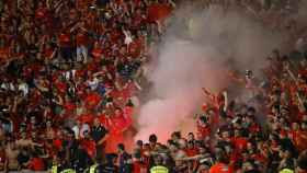 Una bengala encendida en la grada tras el gol de Osasuna.