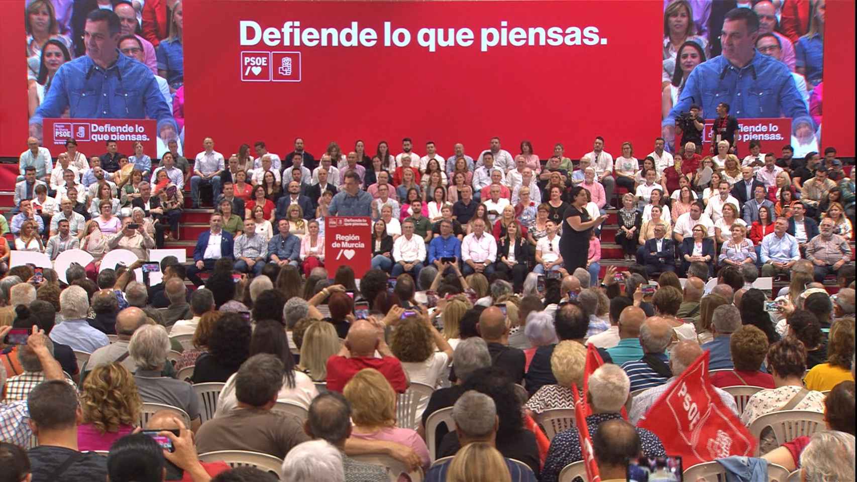 Pedro Sánchez y José Vélez, este sábado, interviniendo en el mitin del Pabellón Príncipe de Asturias de Murcia.