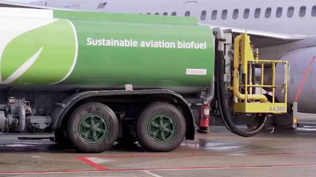 Cisterna con biocombustible SAF repostando en un avión.