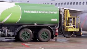 Cisterna con biocombustible SAF repostando en un avión.