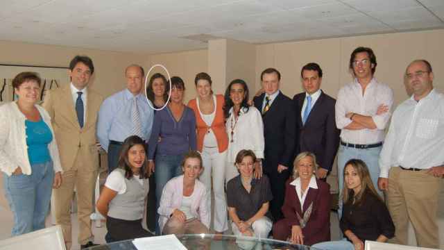 Alejandra Blázquez, redondeada, junto al resto del equipo de la Consejería de Inmigración de la Comunidad de Madrid, en 2007. Entre ellos, el actual diputado nacional Percival Manglano  (segundo por la izquierda) o la entonces consejera Lucía Figar (de blanco y naranja, justo en el centro de la imagen).
