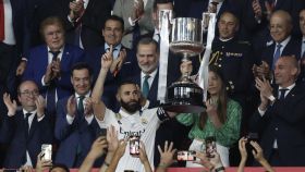 Benzema levanta la Copa del Rey.