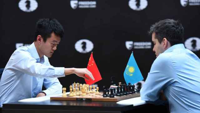 El chino Ding Liren se enfrenta al ruso Ian Nepomniachtchi en el torneo mundial de ajedrez, el 20 de abril en Astaná (Kazajistán).