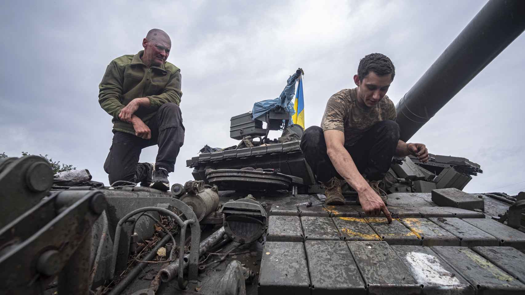 Dos soldados ucranianos realizan el mantenimiento de su carro de combate T-64, en plena contraofensiva ucraniana, durante el pasado otoño en la provincia de Kharkiv
