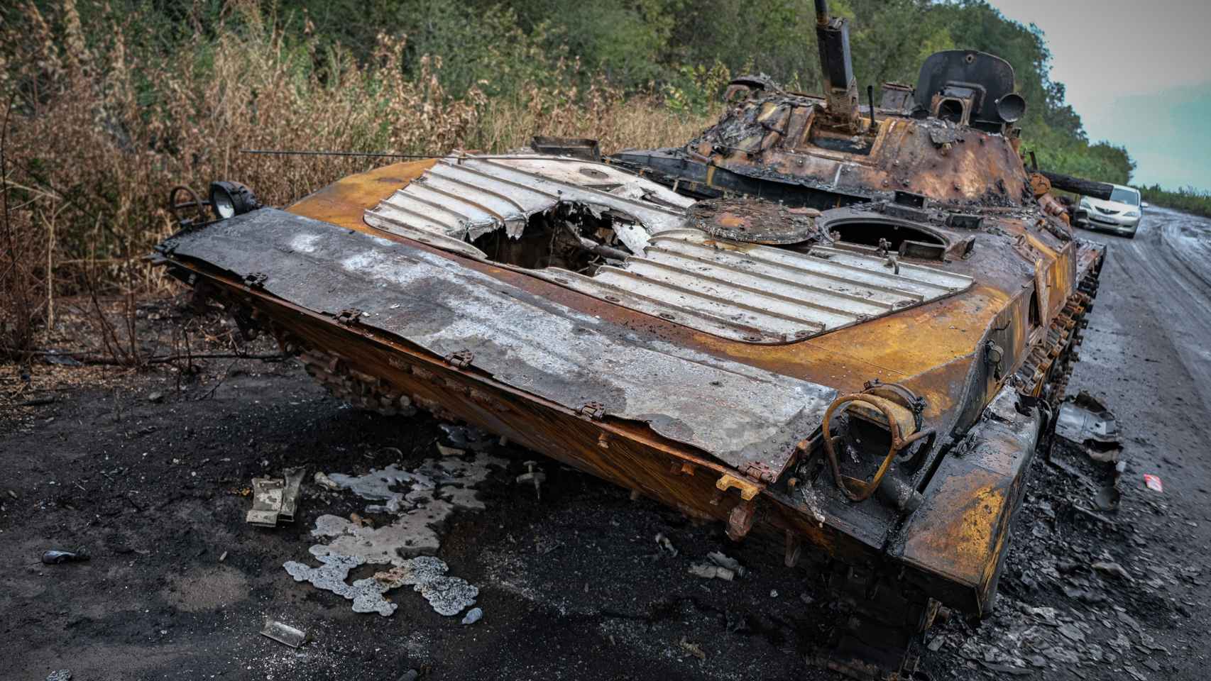 Restos de un vehículo de combate de infantería BMP-2 que las tropas rusas perdieron cerca de Kupianks (Kharkiv) durante la contraofensiva del año pasado
