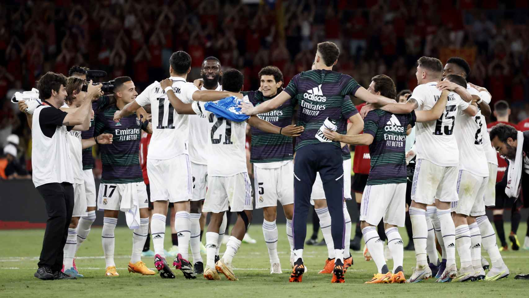 Los jugadores del Real Madrid celebran el título.