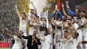 Benzema muestra su trofeo a fanáticos del Real Madrid - Los Angeles Times