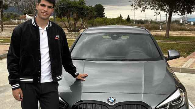 Carlos Alcaraz junto con su BMW Serie 1, marca de la que es embajador.