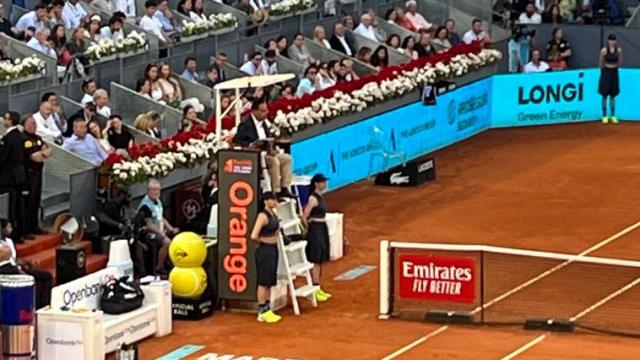 El innovador uniforme de las recogepelotas en el Open de Tenis acaba con la polémica