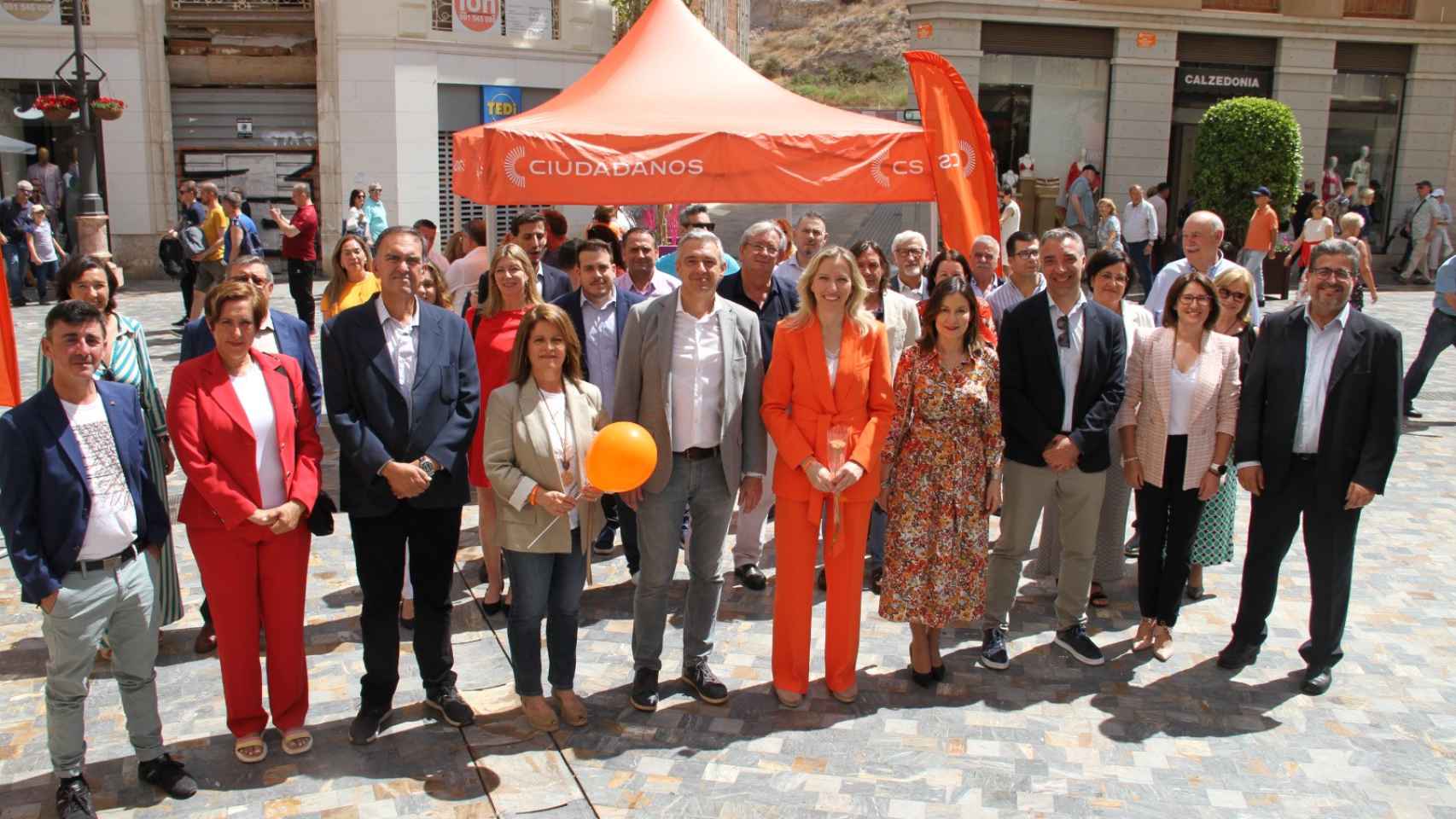 La candidata naranja María José Ros, rodeada del equipo que integra la lista para la Asamblea Regional.