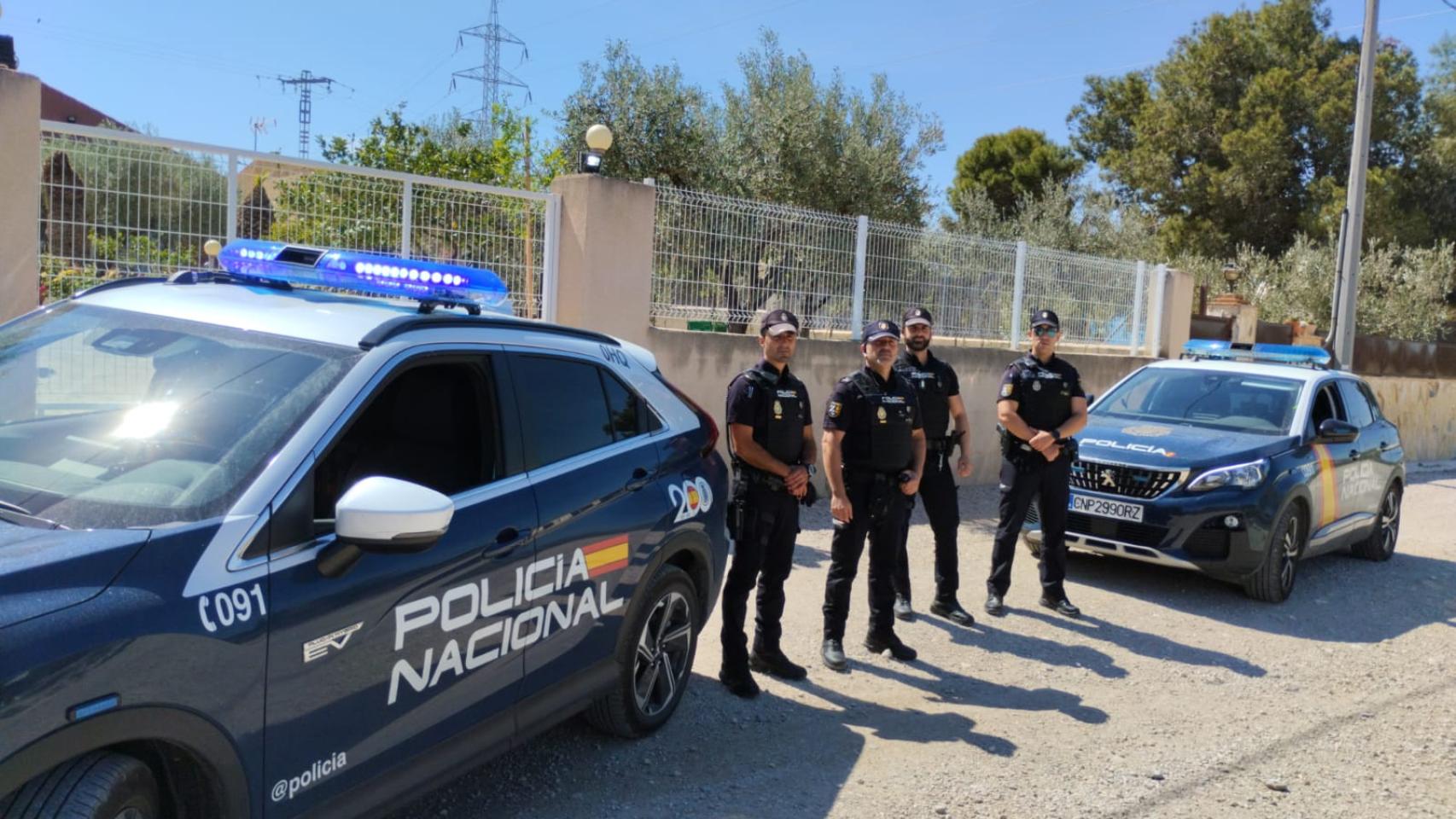 Los cuatro agentes que este sábado rescataron a dos ancianas y a dos perros, junto al chalé de Molina de Segura en el que se produjo el incendio.