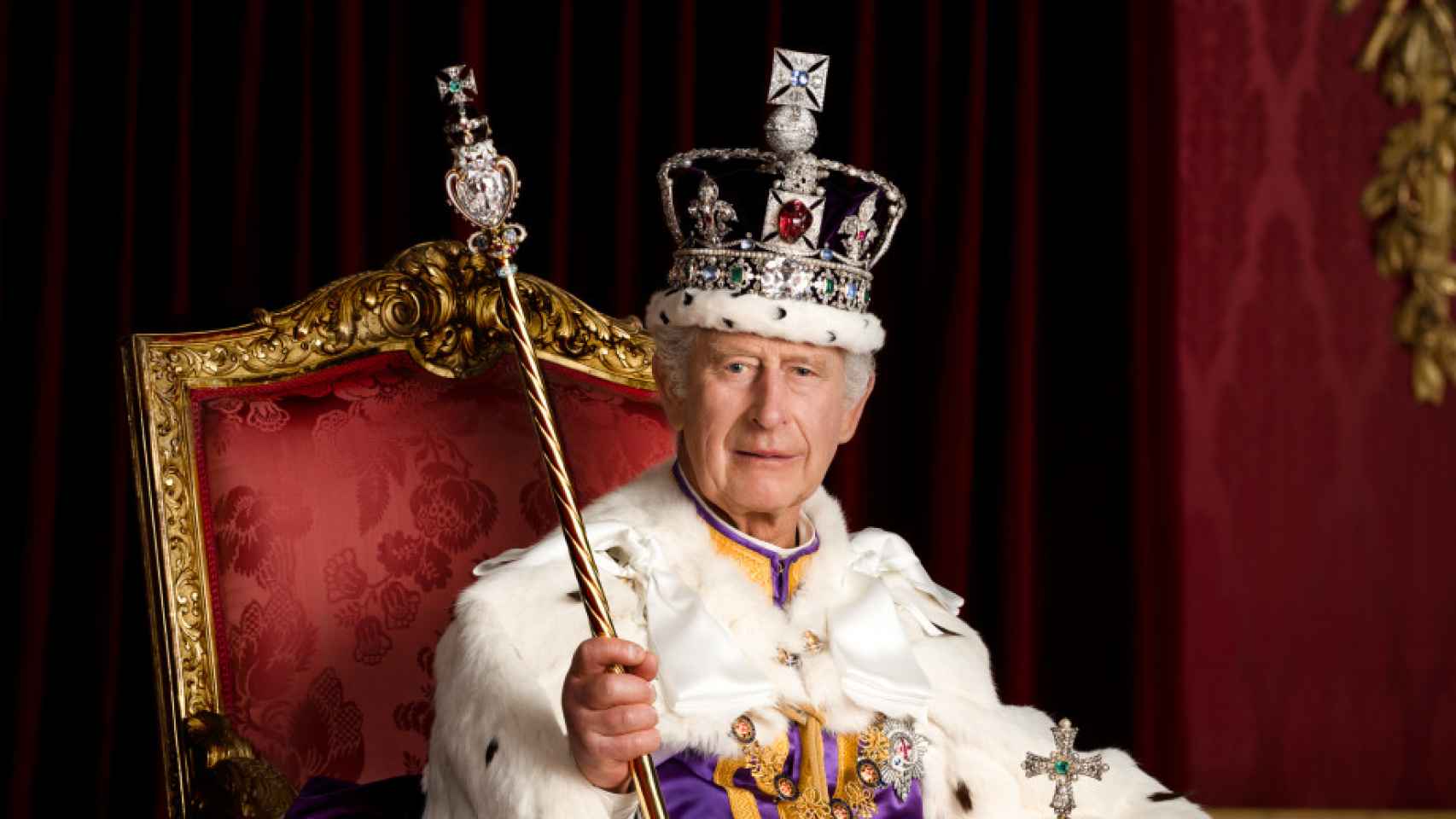 Carlos III, en su foto oficial tras la coronación