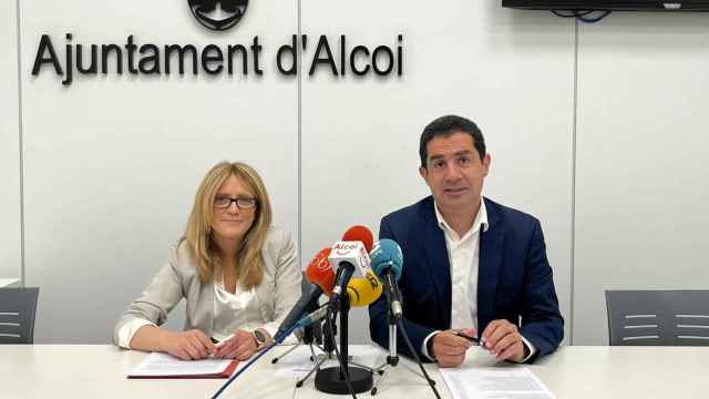 El alcalde de Alcoy, Toni Francés y la concejal de Hacienda, Vanessa Moltó, han explicado el presupuesto.