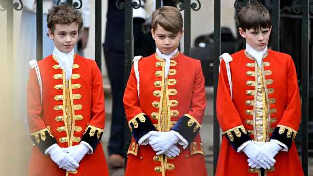 Oliver, paje de honor en la coronación de Carlos III, a la izquierda del príncipe George.